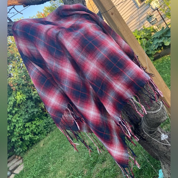 Red & dark blue plaid tartan scarf/shawl with fringe - Picture 9 of 9